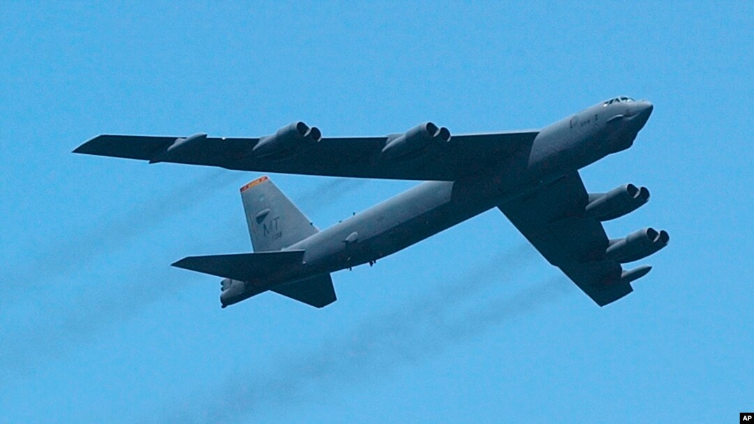 Militer AS menerbangkan dua pesawat pembom B-52 di atas wilayah sengketa Laut China selatan tanpa memberitahu China, Senin 25/11 (foto: dok). 