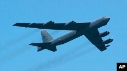 Militer AS menerbangkan dua pesawat pembom B-52 di atas wilayah sengketa Laut China selatan tanpa memberitahu China, Senin 25/11 (foto: dok). 