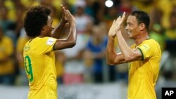 Ricardo Oliveira (derecha) celebra con Willian uno de los tres goles contra Venezuela.