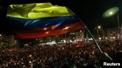 Los manifestantes tocan música durante una protesta mientras continúa una huelga nacional en Bogotá, Colombia.