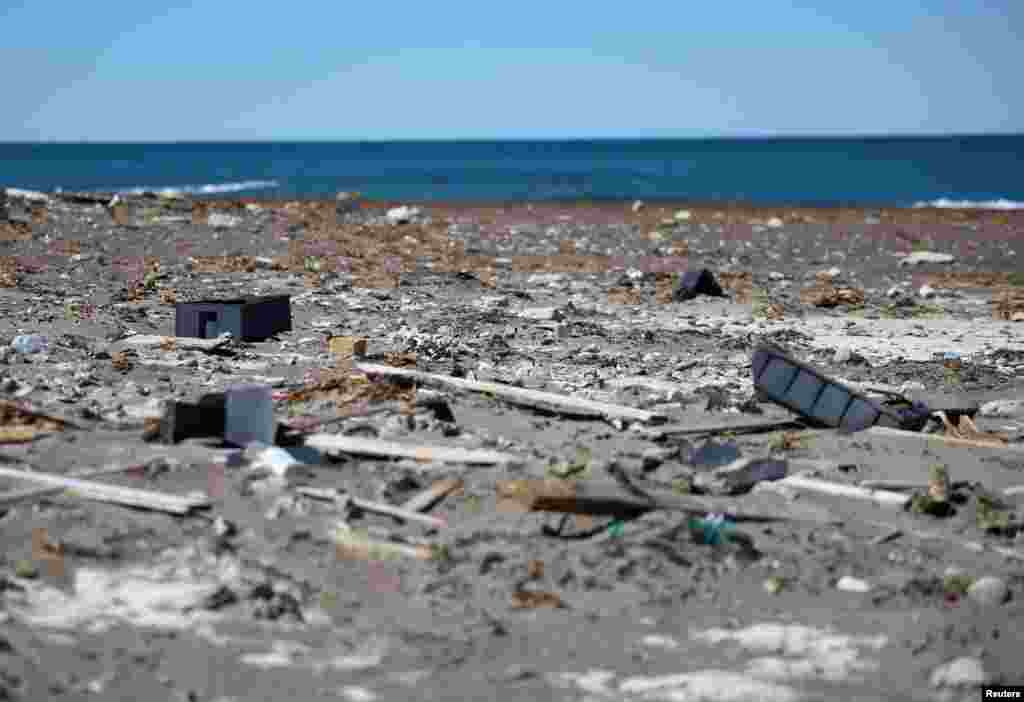 Cadáveres de animales descomponiéndose entre montones de basura plástica, en la playa de Pico Sayago, fueron registrados por la agencia de noticias Reuters.&nbsp;