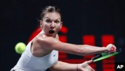 La Roumaine Simona Halep lors d'un match contre la canadienne Bianca Andreescu, Chine, le 28 octobre 2019.