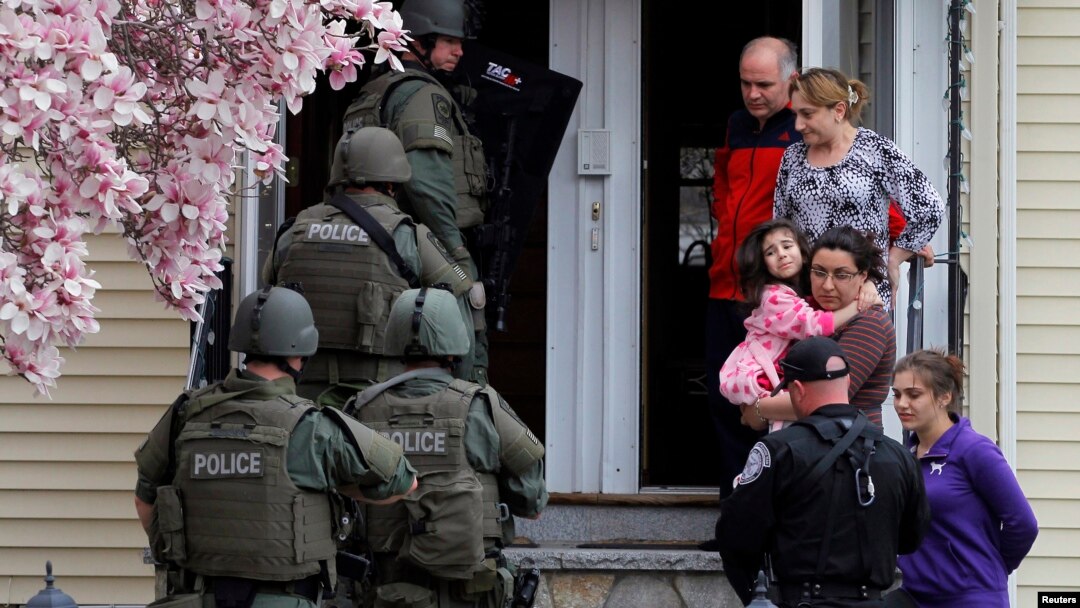 Polisi khusus melakukan pemeriksaan dari rumah ke rumah untuk mencari tersangka Dzhokar Tsarnaev di kota Watertown, Massachusetts, sementara warga diminta keluar rumah mereka (19/4). 
