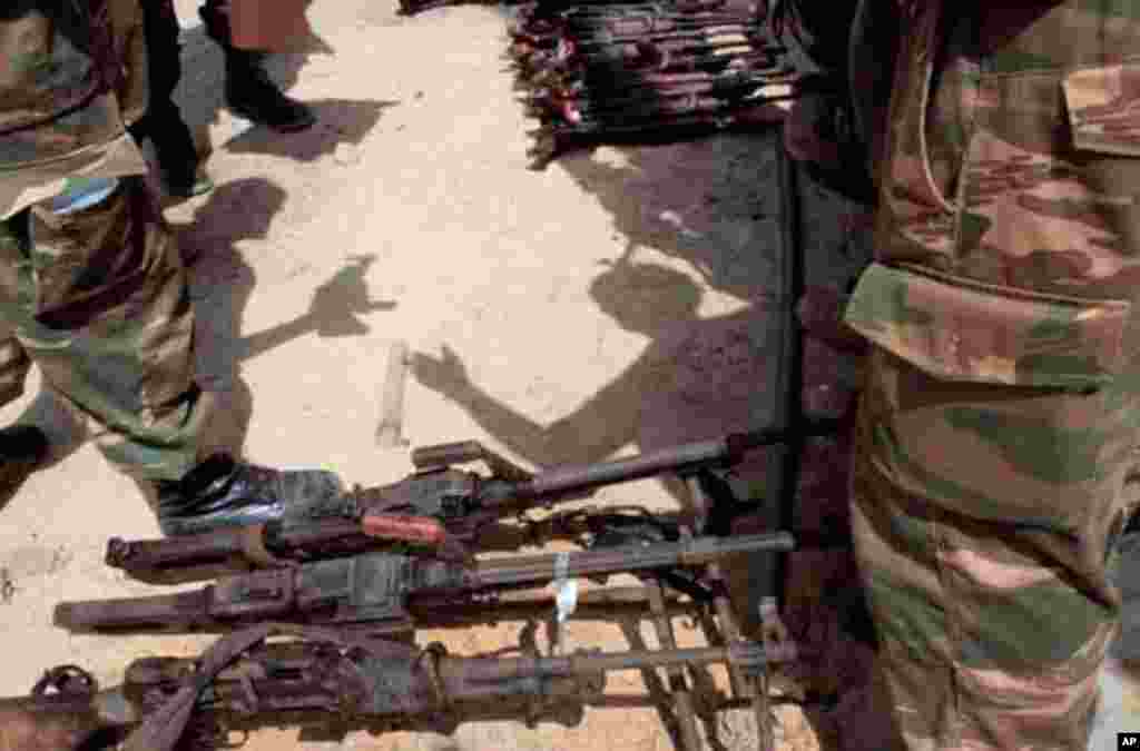 A Canadian battalion of the UNAMSIL, United Mission in Sierra Leone, taking inventory of arms used in the civil war near Bo, eastern Sierra Leone, 2002. (N. Barge/VOA)