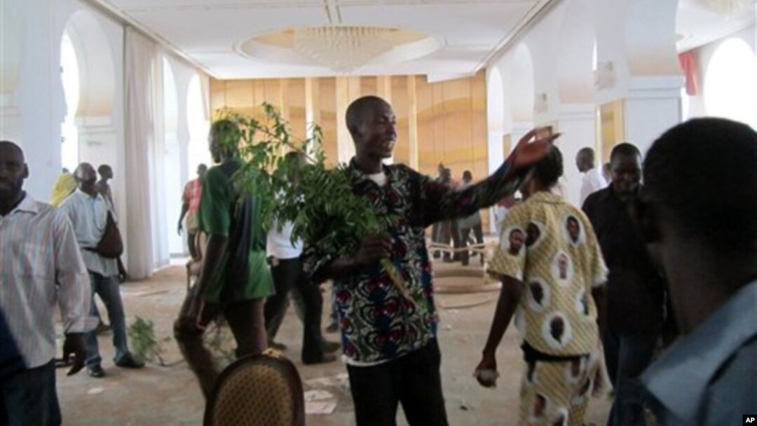 Para pengunjuk rasa menguasai istana presiden Mali dan menyerang Presiden sementara Dioncounda Traore di Bamako, Mali (21/5).
