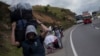 Migrantes venezolanos caminan hacia Bogotá a su paso por Tunja, Colombia, el martes 6 de octubre de 2020.