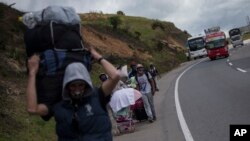 Migrantes venezolanos caminan hacia Bogotá a su paso por Tunja, Colombia, el martes 6 de octubre de 2020.