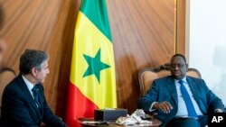 যুক্তরাষ্ট্রের সেক্রেটারি অফ স্টেট অ্যান্টনি ব্লিংকেন, বামে, সেনেগালের রাষ্ট্রপতি ম্যাকি সালের সাথে ডাকার, সেনেগালের প্রেসিডেন্সিয়াল প্যালেসে আলাপরত। ২০শে নভেম্বর, ২০২১, ছবি-এপি