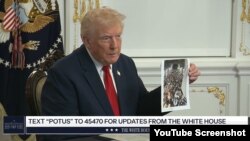 دونالد ترامپ، رئیس جمهوری آمریکا تصویری از داخل یک هواپیمای حامل خروج اتباع افغانستان در دولت جو بایدن و در پی اعلام خروج نیروهای آمریکایی از افغانستان در سال ۲۰۲۱ را نشان می‌دهد