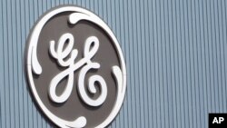 Logo "GE" terlihat di pabrik General Electric di kota Belfort, Perancis timur. 