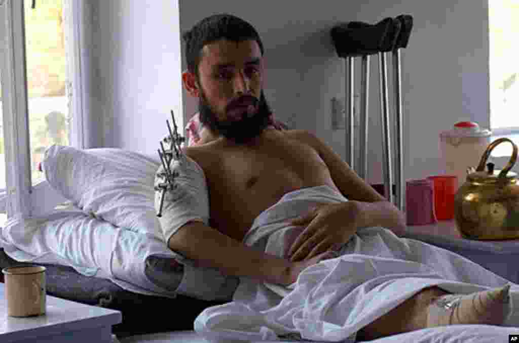2001年10月19日，一名战争受害人正在阿富汗北方医院的急诊室接受治疗。