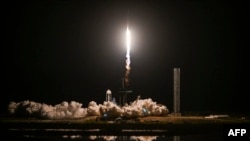 스페이스X의 '팰컨9' 로켓이 '크루 드래건 엔데버'를 싣고 3일 플로리다주 미 항공우주국(NASA·나사) 케네디우주센터에서 발사되고 있다. 