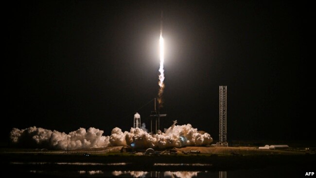 스페이스X의 '팰컨9' 로켓이 3일 플로리다주 미 항공우주국(NASA·나사) 케네디우주센터에서 '크루 드래건 엔데버’를 싣고 발사되고 있다.