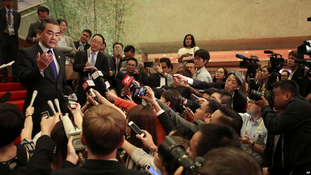 El ministro de Exteriores chino, Wang Yi, es entrevistado por reporteros durante la reunión de ministros de la ASEAN, en Manila, Filipinas.