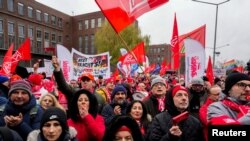 Los empleados protestan con una huelga de advertencia por parte del sindicato IG Metall, frente a la sede de Volkswagen en Wolfsburg, Alemania, el 9 de diciembre de 2024. REUTERS