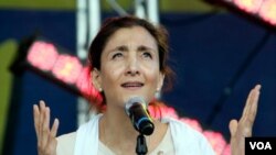 Ingrid Betancourt acusa al gobierno colombiano de haberle retirado los guardaespaldas al momento de su secuestro en 2002.