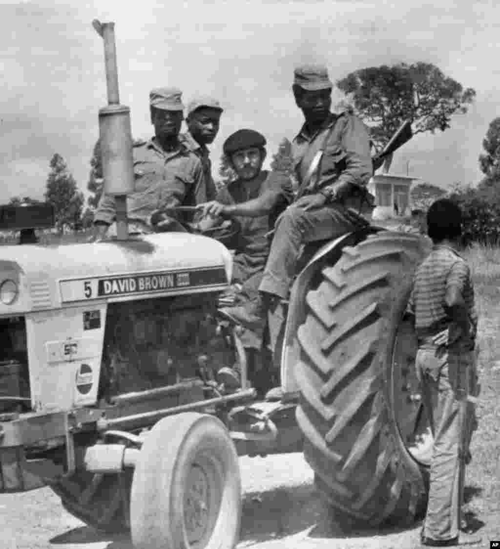 Soldado cubano que luta pelo MPLA dirige um trator em Angola em 1976