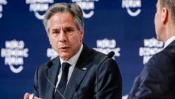 Menteri Luar Negeri AS Antony Blinken (kiri) berbicara dalam panel Forum Ekonomi Dunia di Riyadh, Arab Saudi, pada 29 April 2024. (Foto: Evelyn Hockstein/Pool/AFP)