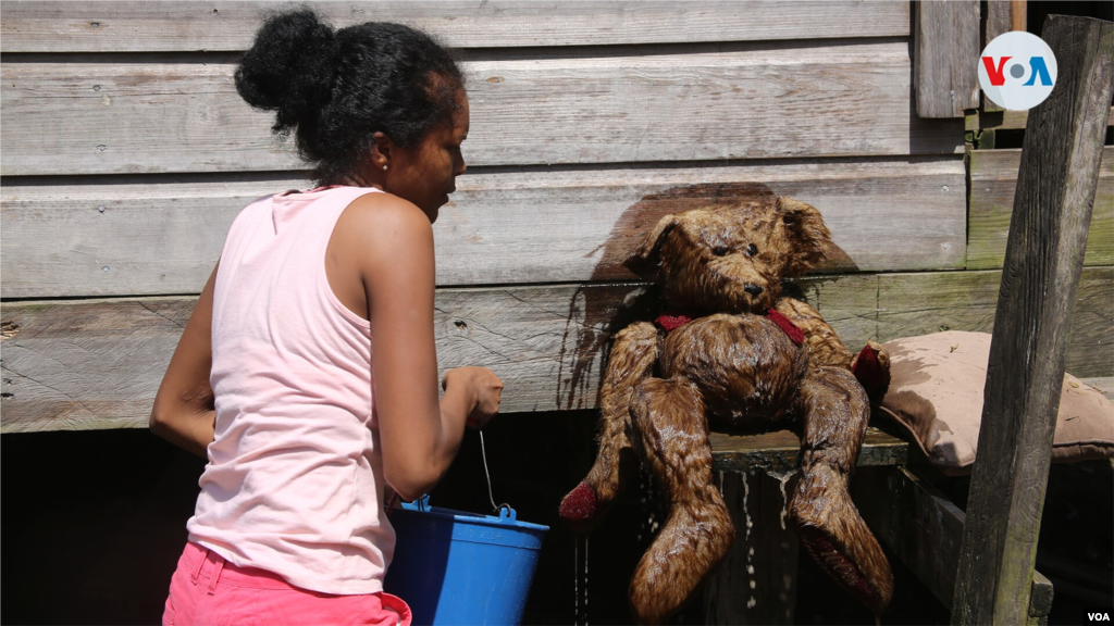 Los pobladores de Puerto Cabezas lavan a mano la poca ropa que lograron rescatar de sus viviendas destruidas.