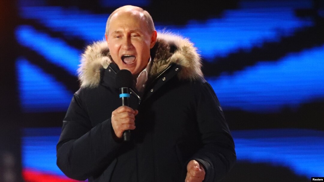 TT Nga Vladimir Putin đọc diễn văn trong một cuộc tuần hành và hòa nhạc đánh dấu kỷ niệm năm thứ Tư ngày sáp nhập bán đảo Crimé, tại quảng trường Manezhnaya ở trung tâm Moscow, Nga ngày 18/3/2018. REUTERS/David Mdzinarishvili - 