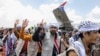 被释放的囚徒抵达也门萨那机场。(2023年4月14日)