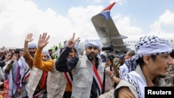 Tahanan yang dibebaskan tiba di Bandara Sanaa, di tengah pertukaran tahanan antara kedua belah pihak dalam konflik Yaman, di Sanaa, Yaman, 14 April 2023. (REUTERS/Khaled Abdullah)