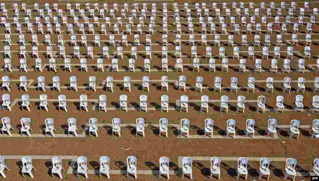 Chairs are installed at Tel Aviv&#39;s Rabin Square to symbolize the 1,000 coronavirus deaths in Israel.