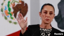 La presidenta de México, Claudia Sheinbaum, hace gestos mientras habla sobre las políticas del presidente estadounidense Donald Trump durante una conferencia de prensa en el Palacio Nacional, en la Ciudad de México, México, el 21 de enero de 2025.