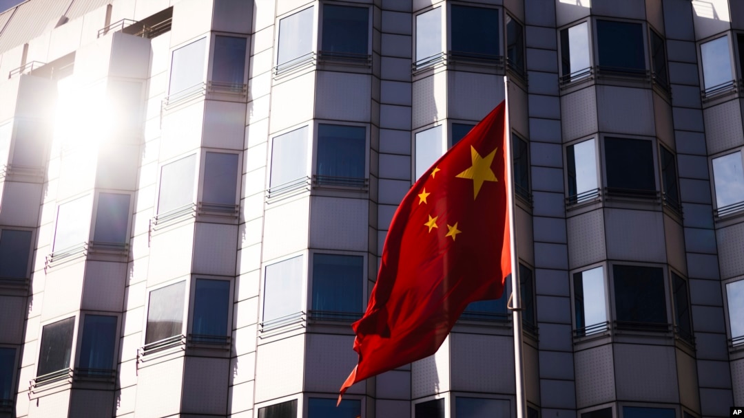 FILE - Bendera China di depan kedutaan besarnya di Berlin, Jerman, Selasa, 23 April 2024. (Markus Schreiber/AP)