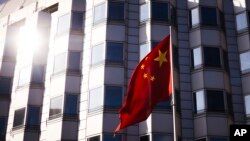 FILE - Bendera China di depan kedutaan besarnya di Berlin, Jerman, Selasa, 23 April 2024. (Markus Schreiber/AP)