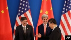 China's President Xi Jinping, right, chats with U.S. Secretary of State John Kerry, center, and U.S. Treasury Secretary Jacob Lew during the joint opening ceremony of the 8th U.S.-China Strategic and Economic Dialogues in Beijing, Monday, June 6, 2016. (AP Photo/Andy Wong)