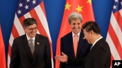 Presiden China Xi Jinping (kanan) berbicara dengan Menlu AS John Kerry (tengah) dan Menkeu AS Jacob Lew pada acara dialog AS-China di Beijing, Senin (6/6).