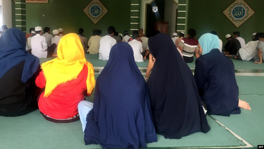 Anak-anak dari para pelaku bom bunuh diri atau tersangka rencana teror mengikuti acara buka bersama di sebuah rumah aman di Jakarta, 10 Mei 2019. (Foto: AFP)