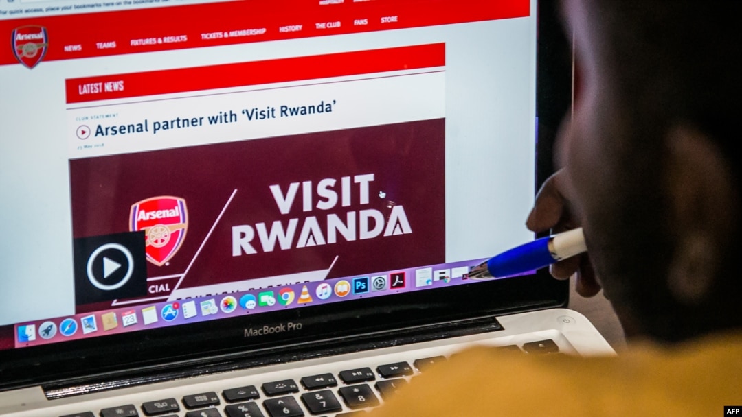 Navijač Arsenala posmatra zvaničnu internet stranicu kluba na kojoj je u maju ove godine objavljeno partnerstvo premijerligaša sa turističkom organizacijom Ruande
