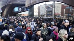 ພວກໄປເຮັດວຽກພວມເຂົ້າແຖວຂຶ້ນລົດເມທີ່ເກາະ Manhattan ຕໍ່ໜ້າສູນກາງ Barclays ຢູ່Brooklyn ນະຄອນນິວຢອກ (1 ພະຈິກ 2012)