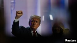 Capres dari Partai Republik Donald Trump mengepalkan tangannya seusai berpidato di hari terakhir Konvensi Nasional Partai Republik di Milwaukee, Wisconsin, pada 18 Juli 2024. (Foto: Reuters/Callaghan O'hare)