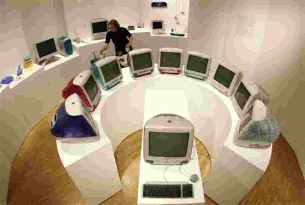 El Museo de Artes y Oficios de Hamburgo expone "Stylectricals" iMacs de finales de los 90. Diseñados por Jonathan Ive, uno de los diseñadores más exitosos de la compañía estadounidense Apple.