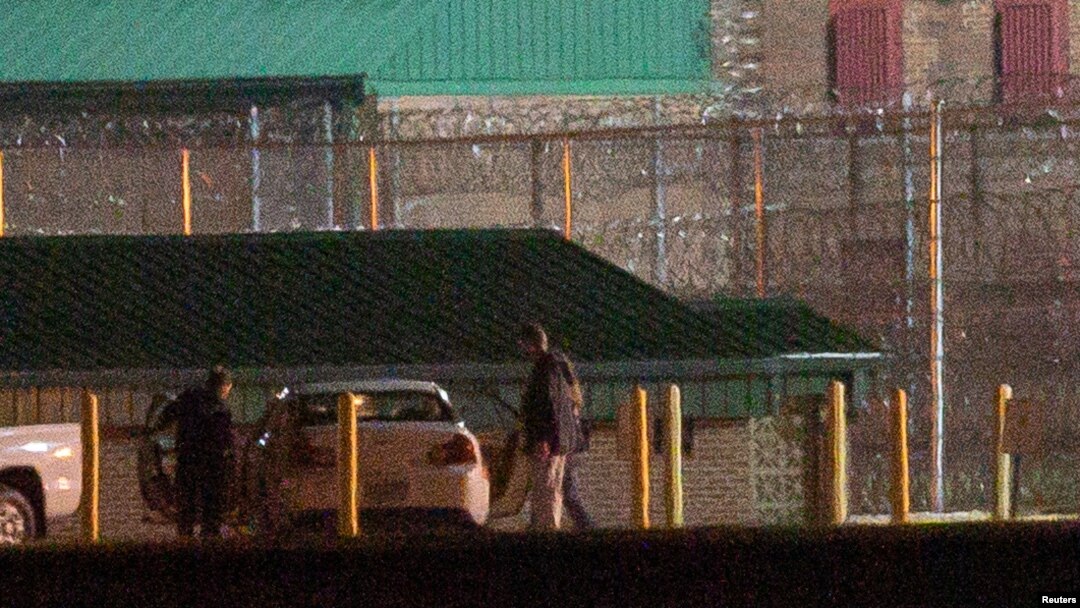 John Walker Lindh meninggalkan penjara di Terre Haute, Indiana, 23 Mei 2019.