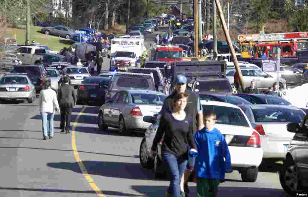 Los padres se concentraron en las inmediaciones de la escuela Sandy Hook para recoger a sus hijos. Autoridades confirmaron que por lo menos 18 ni&ntilde;os murieron producto del tiroteo. 