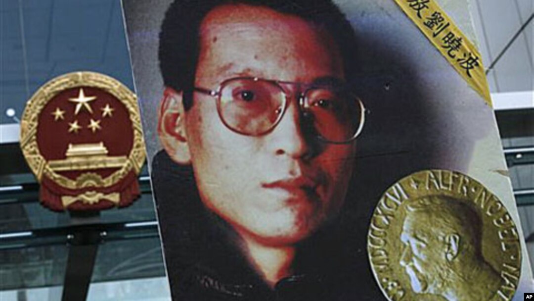 在香港中联办外，一名抗议者举着刘晓波的画像要求释放刘晓波(2010年10月11日）