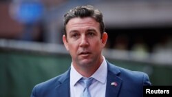 El excongresista Duncan Hunter sale de la corte federal en San Diego, California, tras ser condenado a 11 meses de prisión por un cargo de corrupción con fondos de campaña.