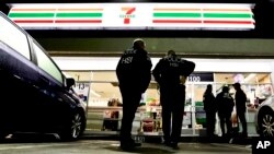 Agen-agen imigrasi AS hari Rabu (10/1) dini hari menggerebek toko 7-Eleven di Los Angeles, California. 