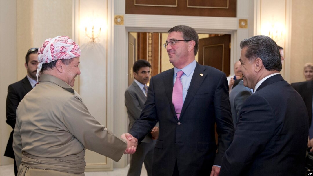 Menteri Pertahanan AS Ash Carter dan pemerintah regional Kurdi Presiden Massoud Barzani, bersama Falah Mustafa, Menteri Luar Negeri Kurdi, kanan, berjabat tangan ketika Carter meninggalkan Gedung Putih di Irbil, Irak, Jumat, 24 Juli 2015.