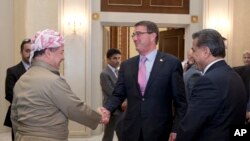 Menteri Pertahanan AS Ash Carter dan pemerintah regional Kurdi Presiden Massoud Barzani, bersama Falah Mustafa, Menteri Luar Negeri Kurdi, kanan, berjabat tangan ketika Carter meninggalkan Gedung Putih di Irbil, Irak, Jumat, 24 Juli 2015.