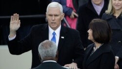 El vicepresidente Mike Pence es juramentado.