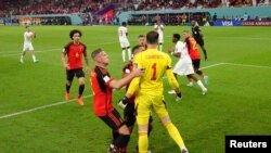 Los compañeros de la selección Belga corren a felicitar al portero Thibaut Courtois después de pararle un penal a Canadá en el estadio Ahmad Bin Ali de Al Rayyan, Qatar, el 23 de noviembre de 2022.