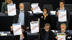 Parliament members protest as Hungary's Prime Minister Viktor Orban, unseen, delivers his speech at the European Parliament in Strasbourg, eastern France, 19 Jan. 2011