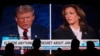 Orang-orang menyaksikan debat presiden antara calon presiden dari Partai Republik, mantan Presiden Donald Trump, dan calon presiden dari Partai Demokrat, Wakil Presiden Kamala Harris, Selasa, 10 September 2024. (Foto: AP)