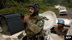 Les soldats de la Monusco patrouillent le long de la principale route d'accès au parc national Kahuzi-Biega dans la province du Sud Kivu, RDC, le 27 septembre 2005