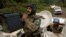 Les soldats de la Monusco patrouillent le long du parc national Kahuzi-Biega en RDC le 27 septembre 2005.